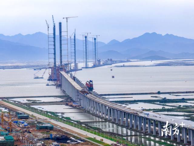 2023年4月18日，黃茅?？绾Ｍǖ理?xiàng)目最后一座主塔——黃茅海大橋中塔順利封頂。至此，5座“小蠻腰”主塔全部封頂，標(biāo)志著項(xiàng)目建設(shè)進(jìn)入全新階段。