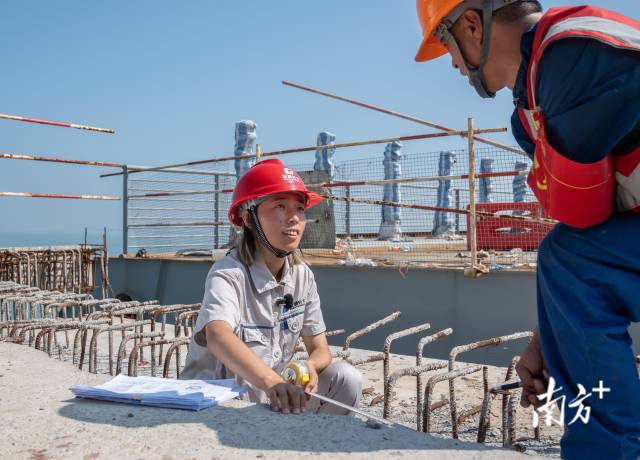 9月27日，黃茅海跨海通道上，馬倩倩正在檢查伸縮縫施工進(jìn)度。