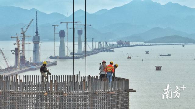 2022年10月20日，黃茅?？绾Ｍǖ揽刂菩怨?jié)點——黃茅海大橋和高欄港大橋兩座主橋的5座主塔正在“節(jié)節(jié)攀升”。  