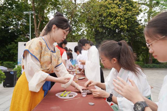 廣東羅浮山景區(qū)憑借“文旅融合新畫卷：非遺點亮羅浮之旅”的“文旅+非遺”模式，成功入選風景名勝區(qū)文旅融合典型案例