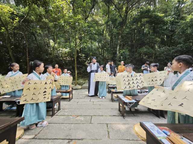 廣東羅浮山景區(qū)憑借“文旅融合新畫卷：非遺點亮羅浮之旅”的“文旅+非遺”模式，成功入選風景名勝區(qū)文旅融合典型案例