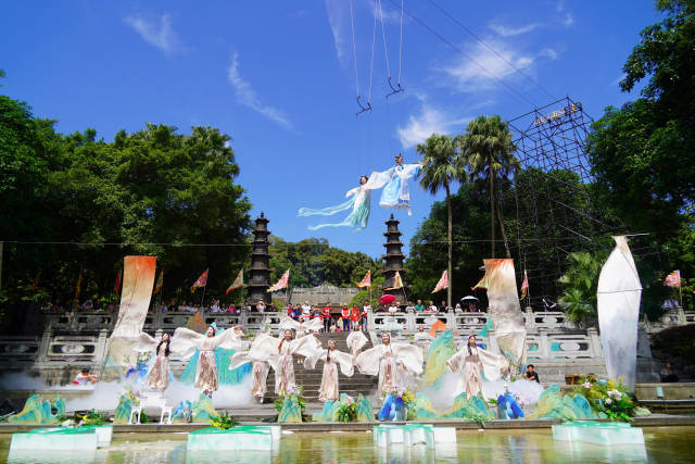 廣東羅浮山景區(qū)憑借“文旅融合新畫卷：非遺點亮羅浮之旅”的“文旅+非遺”模式，成功入選風景名勝區(qū)文旅融合典型案例