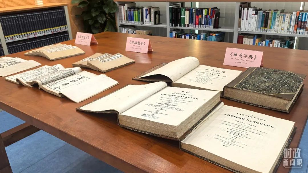 △澳門科技大學(xué)圖書館館藏珍貴書籍。（總臺央視記者黎兵拍攝）