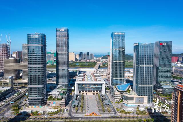 在橫琴口岸，人們可以實(shí)現(xiàn)“無感”跨境通關(guān)。