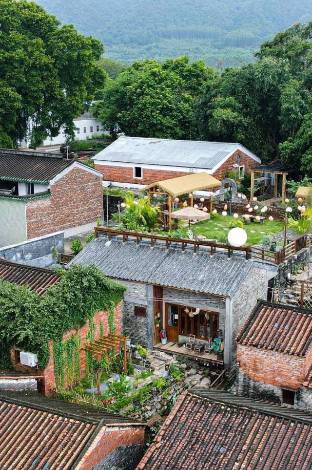 高要鐵崗社區(qū)盤活閑置的半山農(nóng)房和古村落群，打造了屋頂咖啡項目。陳彥成 攝 高要鐵崗社區(qū)盤活閑置的半山農(nóng)房和古村落群，打造了屋頂咖啡項目。陳彥成 攝