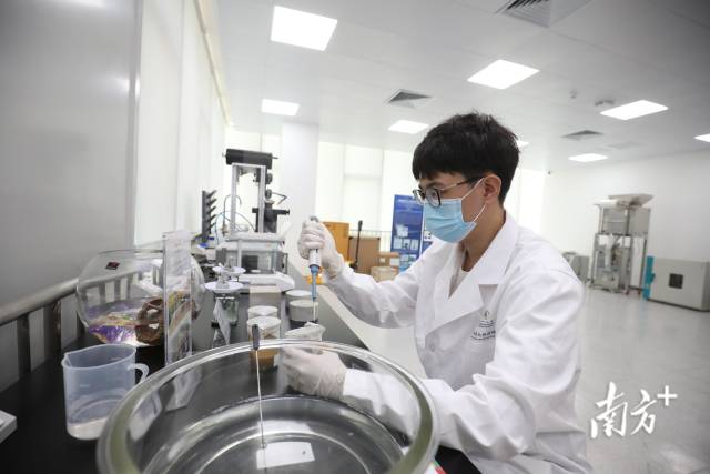 位于橫琴·澳門青年創(chuàng)業(yè)者內(nèi)的珠海澳大研究院，工作人員正在進行科研實驗。南方+記者 關(guān)銘榮 攝