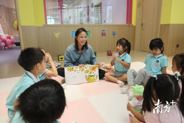 橫琴新街坊家庭服務中心，孩子們在聽繪本故事。南方+記者 關銘榮 攝