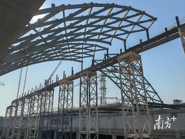 廣州白云機(jī)場(chǎng)三期擴(kuò)建工程交通中心綜合體項(xiàng)目采光頂鋼結(jié)構(gòu)全面封頂