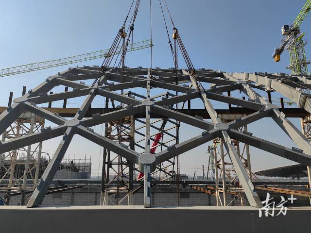 廣州白云機(jī)場(chǎng)三期擴(kuò)建工程交通中心綜合體項(xiàng)目采光頂鋼結(jié)構(gòu)全面封頂
