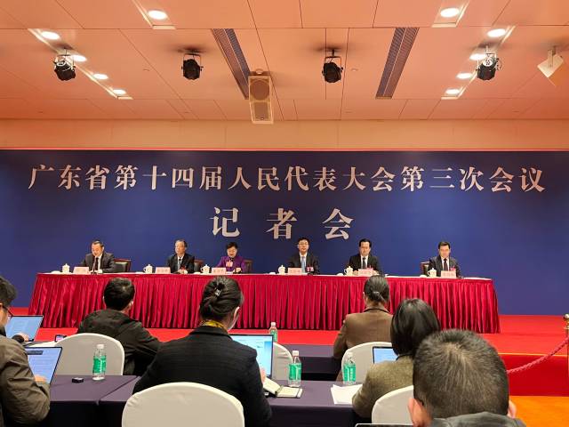 廣東省十四屆人大三次會議記者會現(xiàn)場。攝影：《南方》雜志記者許俊仟 
