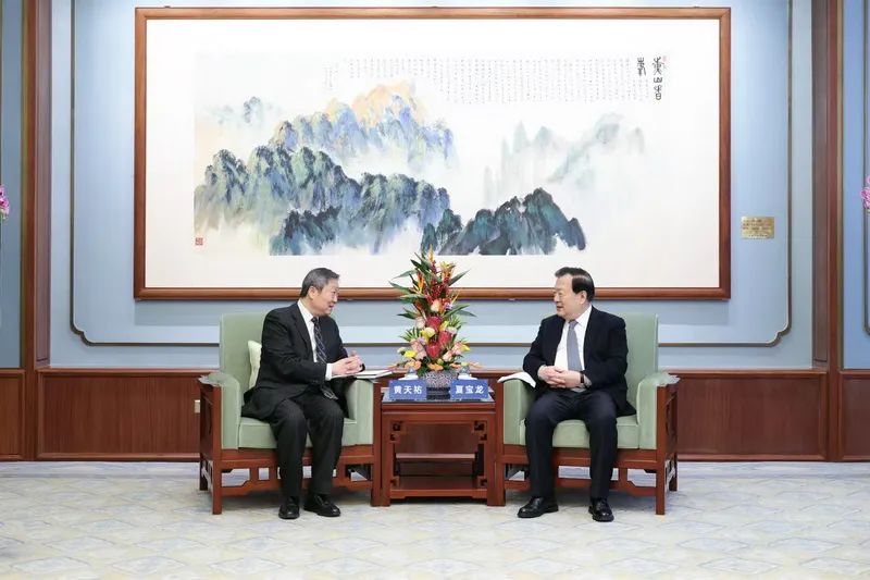 夏寶龍會見香港證監(jiān)會主席黃天祐、行政總裁梁鳳儀一行