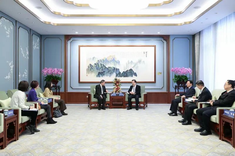 夏寶龍會見香港證監(jiān)會主席黃天祐、行政總裁梁鳳儀一行