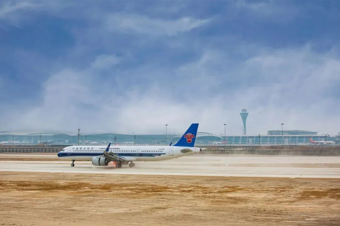 飛機(jī)平穩(wěn)降落在白云機(jī)場第四跑道上。圖源白云機(jī)場