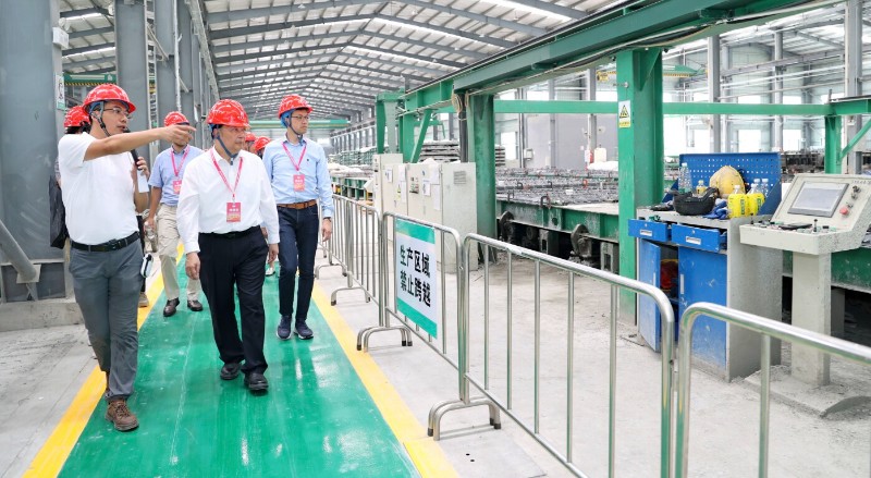 第十三屆全國人大常委會委員譚耀宗先生、香港工聯(lián)會主席吳秋北先生參觀聯(lián)盟會員單位的MiC生產(chǎn)線。圖源惠州裝配式供港聯(lián)盟