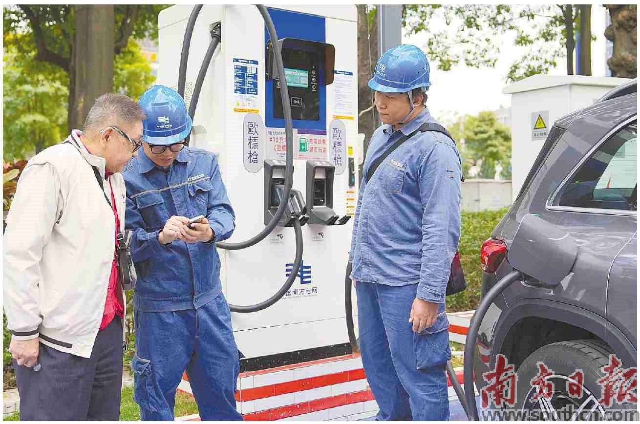中山市坦洲鎮(zhèn)，工作人員向澳門新能源車主講解使用歐標(biāo)充電樁。 南方日報記者 鐘志輝 通訊員 肖傳煒 攝