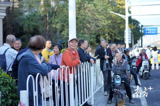 市民十分關(guān)注廣佛大橋的開(kāi)通。