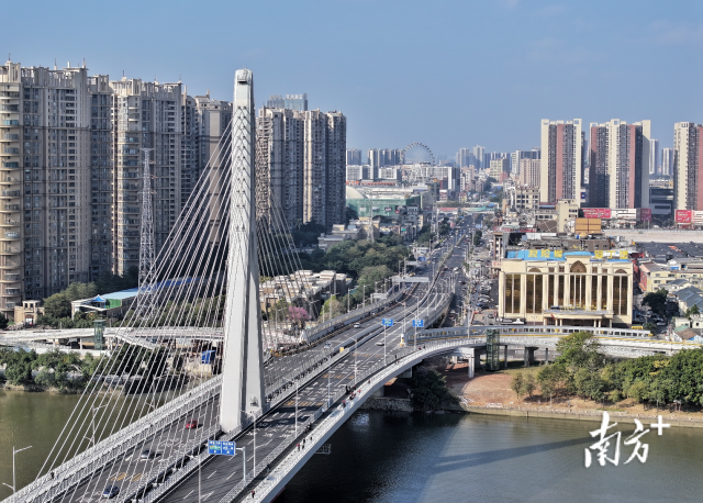 1月25日，廣佛大橋系統(tǒng)工程（一期）主線正式通車試運(yùn)行。