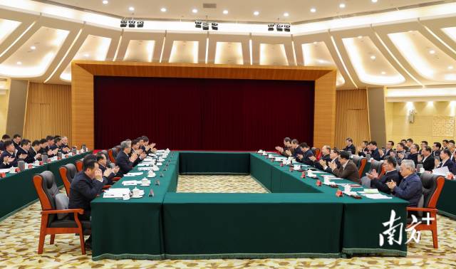 13日下午，兩省區(qū)在廣州召開粵桂東西部協(xié)作聯(lián)席會(huì)議。南方+記者 王輝 李細(xì)華 攝