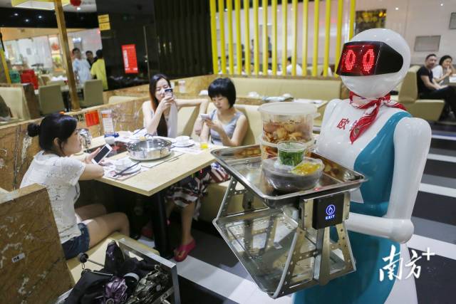 產(chǎn)業(yè)界曾預(yù)測(cè)，2025年會(huì)是人形機(jī)器人量產(chǎn)元年，人形機(jī)器人商業(yè)化前景引關(guān)注。