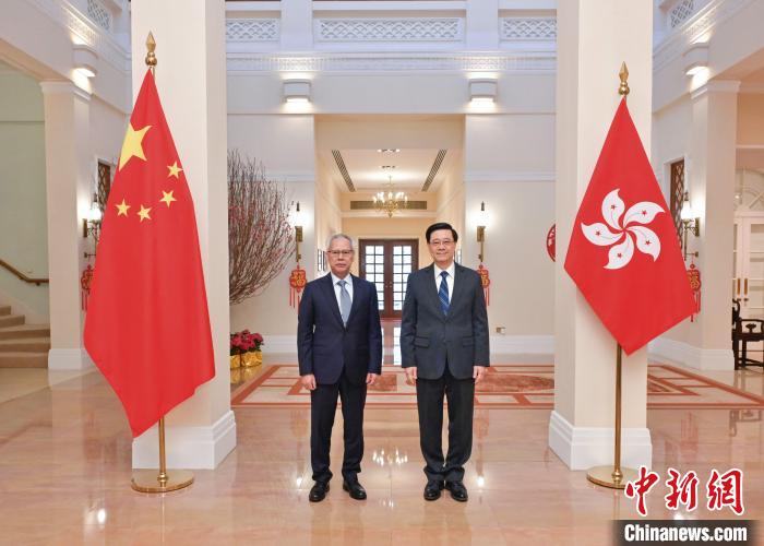 2月14日，香港特區(qū)行政長官李家超(右)在香港禮賓府會見率團來香港訪問的澳門特區(qū)行政長官岑浩輝(左)?！∠愀厶貐^(qū)政府新聞處供圖