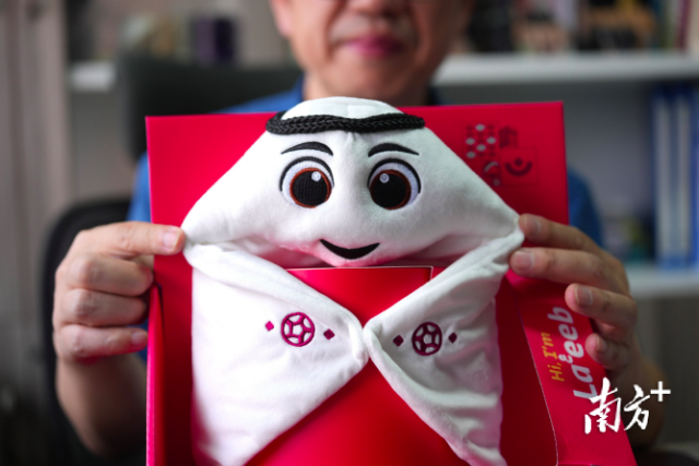 世界杯吉祥物拉伊卜（La'eeb）毛絨玩具。