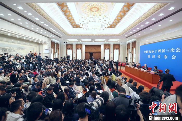 3月3日，全國政協(xié)十四屆三次會議新聞發(fā)布會在北京人民大會堂舉行。大會新聞發(fā)言人劉結(jié)一向中外媒體介紹本次大會有關(guān)情況并回答記者提問?！≈行律缬浾?蔣啟明 攝