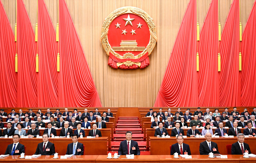 3月5日，第十四屆全國(guó)人民代表大會(huì)第三次會(huì)議在北京人民大會(huì)堂開(kāi)幕。黨和國(guó)家領(lǐng)導(dǎo)人習(xí)近平、李強(qiáng)、王滬寧、蔡奇、丁薛祥、李希、韓正等出席大會(huì)。新華社記者 李學(xué)仁 攝