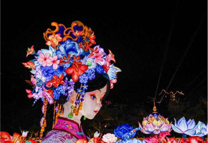 2025年粵港澳大灣區(qū)燈會(huì)上的《簪花女神》燈景。