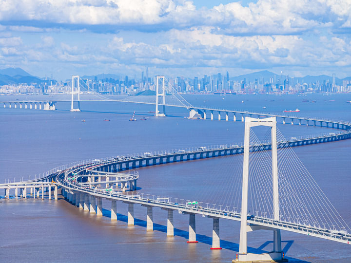 車輛行駛在深中通道上（2024年7月3日攝）。新華社記者 毛思倩 攝
