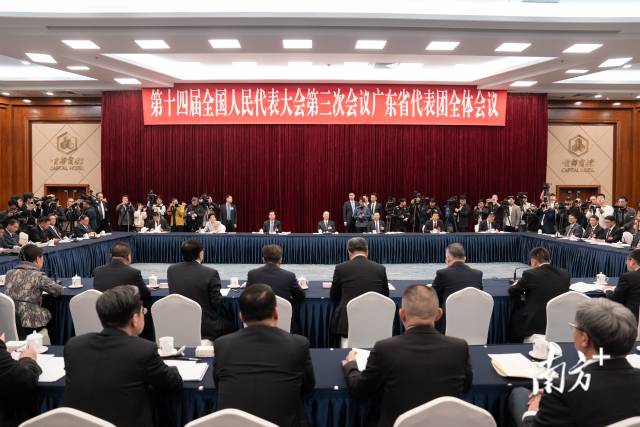 3月6日下午，十四屆全國(guó)人大三次會(huì)議廣東省代表團(tuán)在住地舉行全體會(huì)議，繼續(xù)審議政府工作報(bào)告，審查計(jì)劃報(bào)告和草案、預(yù)算報(bào)告和草案，來自107家境內(nèi)外媒體的267名記者到會(huì)旁聽。南方+記者 張梓望 攝