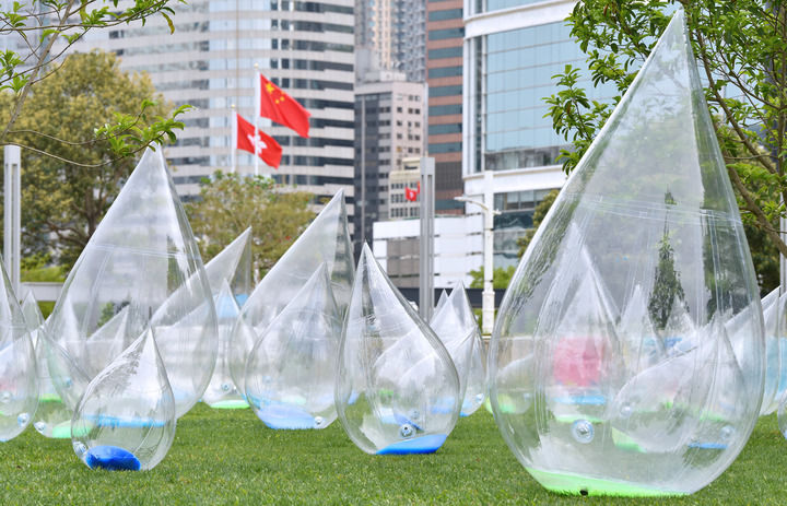 2025年4月1日，“舞動水滴展”在香港添馬公園及中西區(qū)海濱長廊（中環(huán)段）舉行。該大型藝術(shù)裝置展覽是藝術(shù)家馬興文特別為慶祝東江水供港60周年而創(chuàng)作，通過大小不同的水滴裝置表達東江水為香港注入生命力和社會共融的文化氛圍。新華社記者 陳鐸 攝