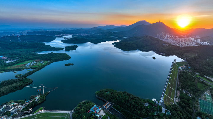 東深供水工程深圳水庫(kù)朝陽(yáng)初升的景象（無(wú)人機(jī)照片，資料照片）。新華社發(fā)（廣東省水利廳供圖）