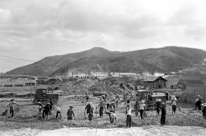 這是東深供水工程工地上的繁忙景象（資料照片）。該工程于1964年2月20日開(kāi)工，1965年3月1日舉行通水典禮。新華社記者 黎楓 攝