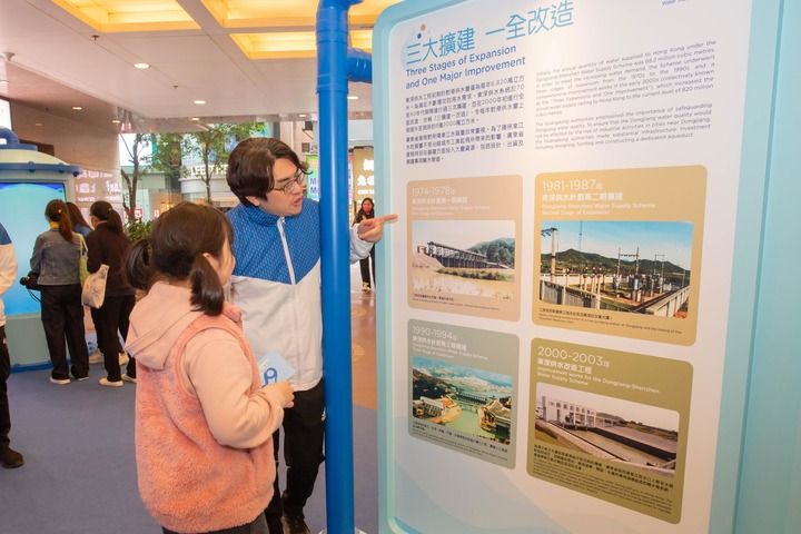 香港特別行政區(qū)政府水務(wù)署以“一脈相連 飲水思源”為主題，在香港銅鑼灣時(shí)代廣場(chǎng)啟動(dòng)“東江水供港60周年”專題巡回展覽。這是展覽現(xiàn)場(chǎng)（2025年1月11日攝）。新華社發(fā)（香港特別行政區(qū)政府水務(wù)署供圖）