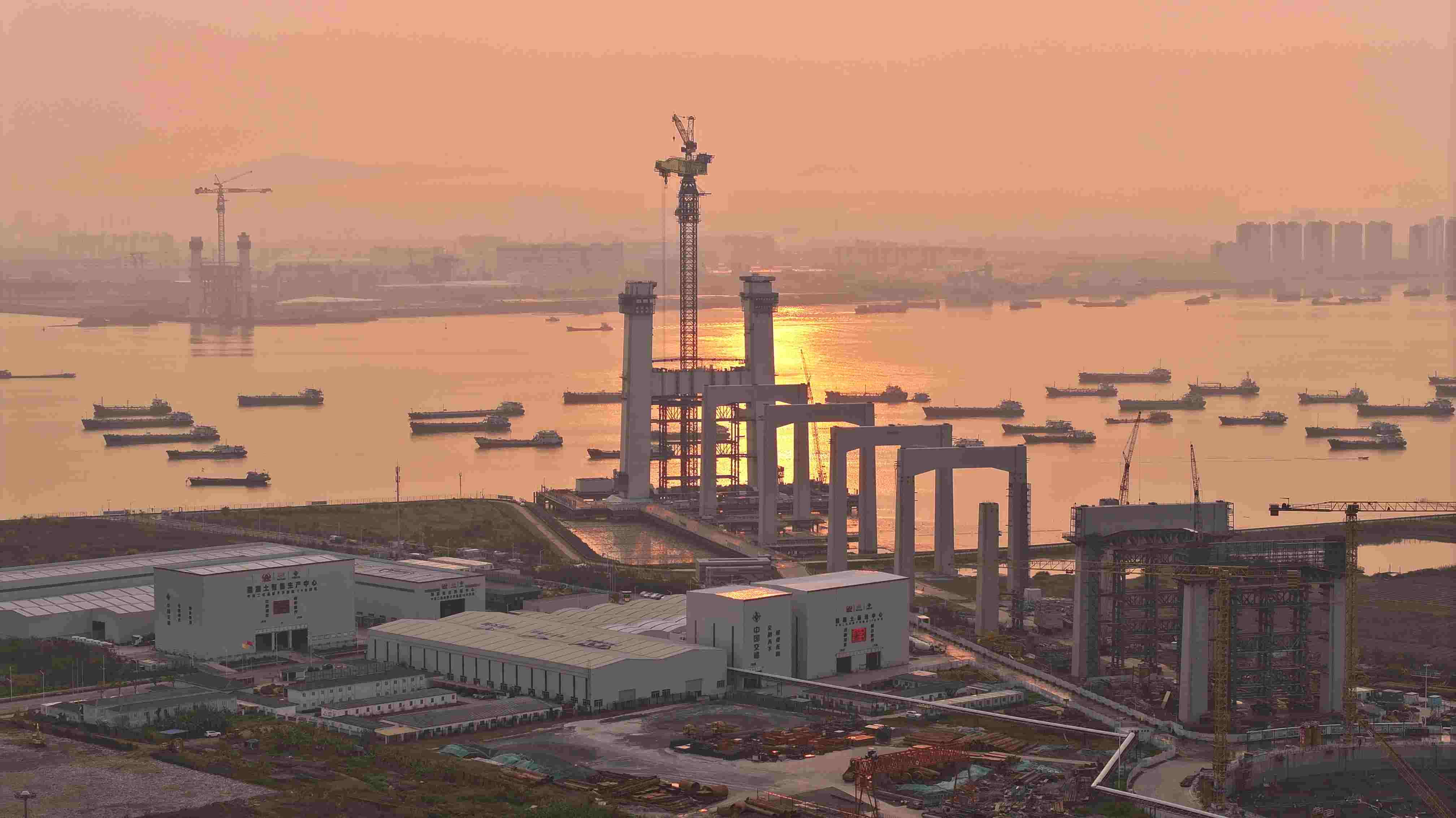 4月2日凌晨5時，獅子洋大橋索塔建設(shè)高度突破100米。攝影：張政