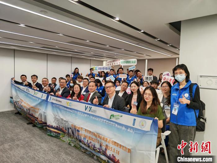 香港特區(qū)政府民政及青年事務(wù)局創(chuàng)新創(chuàng)業(yè)基地驗(yàn)資助計劃下的“香港青年成就夢想—粵港澳大灣區(qū)創(chuàng)新創(chuàng)業(yè)基地體驗(yàn)資助計劃”15日于香港舉行啟動禮。   4月15日，“香港青年成就夢想—粵港澳大灣區(qū)創(chuàng)新創(chuàng)業(yè)基地體驗(yàn)資助計劃”在香港舉行啟動禮。(主辦方供圖) 　　主辦方介紹，2019年5月，香港特區(qū)政府民政及青年事務(wù)局青年發(fā)展委員會推出“大灣區(qū)創(chuàng)客創(chuàng)業(yè)體驗(yàn)營”資助計劃，并于2023年正式啟動，當(dāng)時有30人參與。此次計劃吸引眾多香港青年參與，兩個團(tuán)共80位青年入選。  　　啟動禮上，“兩岸三地青少年交流促進(jìn)會”永遠(yuǎn)榮譽(yù)主席譚耀宗與中央人民政府駐香港特別行政區(qū)聯(lián)絡(luò)辦公室(中央政府駐港聯(lián)絡(luò)辦)新界工作部處長李成德共同為第一團(tuán)(廣州、佛山、中山和珠海)授旗；港區(qū)全國人大代表、“兩岸三地青少年交流促進(jìn)會”永遠(yuǎn)名譽(yù)主席林至穎與深圳市福田區(qū)青年聯(lián)合會名譽(yù)主席黃睿共同為第二團(tuán)(深圳和珠海)授旗。  　　譚耀宗致辭表示，粵港澳大灣區(qū)是國家發(fā)展戰(zhàn)略的關(guān)鍵組成部分，為香港青年搭建了廣闊的發(fā)展平臺。香港青年應(yīng)積極融入國家發(fā)展大局，充分利用粵港澳大灣區(qū)在科技智能、人工智能等領(lǐng)域的獨(dú)特優(yōu)勢，希望青年通過此次活動，為自身未來發(fā)展積累經(jīng)驗(yàn)。  　　“兩岸三地青少年交流促進(jìn)會”常務(wù)副會長兼體驗(yàn)團(tuán)團(tuán)長王榮平介紹，此次體驗(yàn)團(tuán)將分兩團(tuán)出發(fā)，第一團(tuán)在4月22日至26日進(jìn)行，第二團(tuán)時間為5月12日至16日。成員會走訪廣州、深圳等城市的創(chuàng)客基地與高新技術(shù)企業(yè)，了解粵港澳大灣區(qū)發(fā)展規(guī)劃和基地運(yùn)營情況。未來，該計劃持續(xù)擴(kuò)大規(guī)模，推動更多香港青年投身粵港澳大灣區(qū)建設(shè)。還會聯(lián)合企業(yè)家、專家提供一對一創(chuàng)業(yè)指導(dǎo)，協(xié)助對接內(nèi)地產(chǎn)業(yè)鏈、投融資機(jī)構(gòu)與政策，降低創(chuàng)業(yè)門檻。  　　中冶集團(tuán)香港公司人力資源部經(jīng)理王立表示，期待參與活動的香港青年們深入粵港澳大灣區(qū)內(nèi)地城市創(chuàng)新創(chuàng)業(yè)，并收獲佳績。  　　香港浸會大學(xué)創(chuàng)新、轉(zhuǎn)化及政策研究院經(jīng)理童祁表示，高等院校已成為推動產(chǎn)業(yè)創(chuàng)新的重要主體，香港為創(chuàng)新創(chuàng)業(yè)者營造大量發(fā)展機(jī)遇，通過制度創(chuàng)新、資源整合及國際化平臺建設(shè)，全方位賦能新興產(chǎn)業(yè)生態(tài)的培育與發(fā)展。  　　青年代表蘇智宏表示，自己曾參加過往體驗(yàn)團(tuán)活動，收獲頗豐?；浉郯拇鬄硡^(qū)市場潛力巨大，需要親身探索。這次計劃為大家提供了“第一桶金”和寶貴的人脈網(wǎng)絡(luò)，讓香港青年能更自信地邁出創(chuàng)新創(chuàng)業(yè)第一步