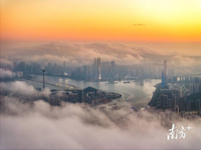 日落時分，俯瞰云海下的澳門與橫琴金融島。南方+拍客 陳爍明 攝