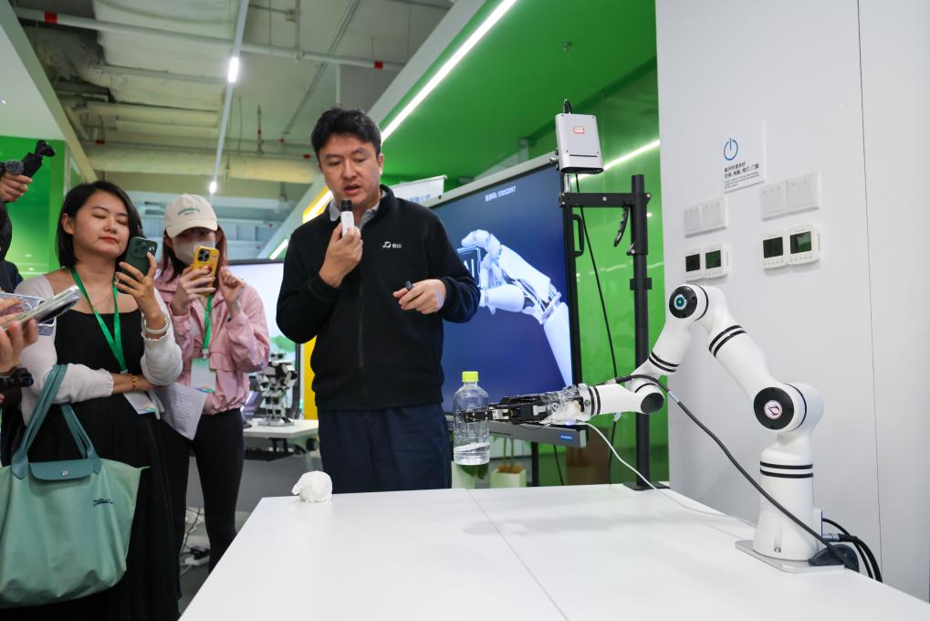 4月23日，他山科技CEO馬揚(yáng)展示公司產(chǎn)品在機(jī)器人領(lǐng)域的應(yīng)用。新華社記者 梁旭 攝