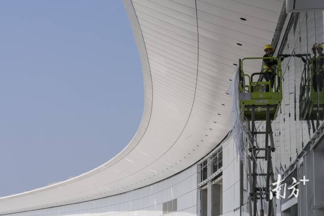 在廣州白云國際機場三期擴建工程現(xiàn)場