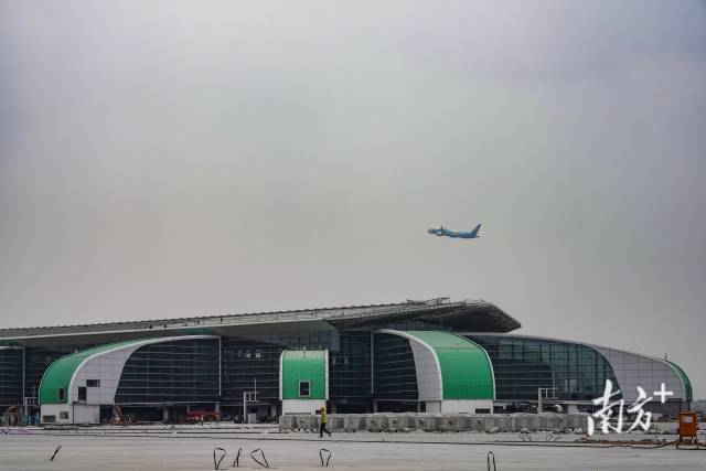 在廣州白云國際機場三期擴建工程現(xiàn)場