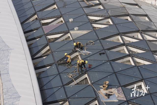 在廣州白云國際機場三期擴建工程現(xiàn)場