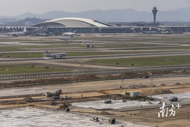 在廣州白云國際機場三期擴建工程現(xiàn)場