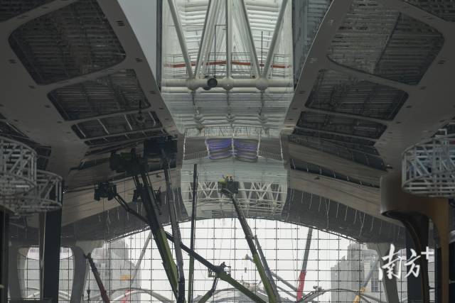 在廣州白云國際機場三期擴建工程現(xiàn)場